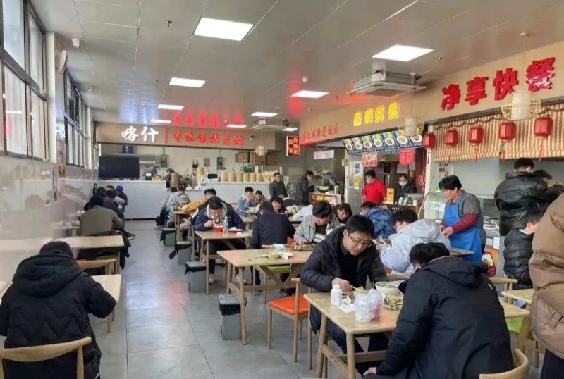 甲方租用朝阳区四惠东地铁站附近一楼新开的美食城。