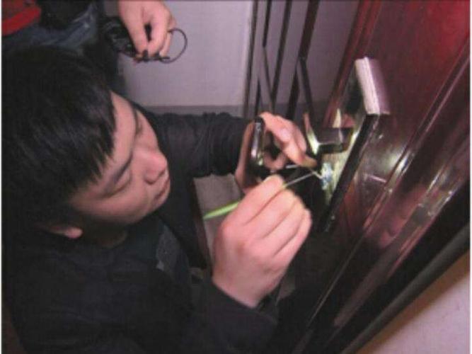 沧州开锁换锁修锁-安装指纹密码锁-上门服务电话