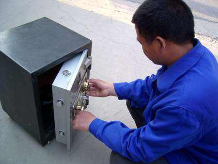 枣庄开锁换锁修锁-安装指纹密码锁-24小时上门服务
