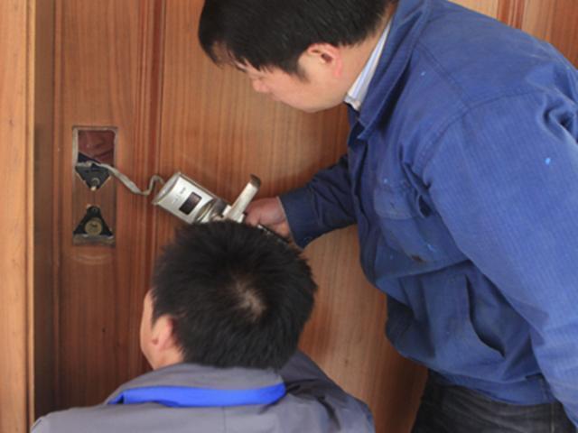 桂林开锁换锁公司-换锁芯，密码盘-24小时服务电话